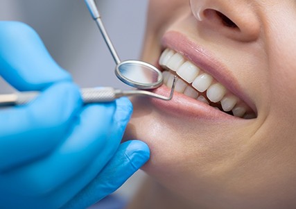 Woman seeing dentist in Saginaw