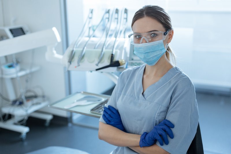 Dentist in Saginaw wearing a facemask 